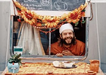 Food truck offers free food for earthquake-affected tourists in Lombok
