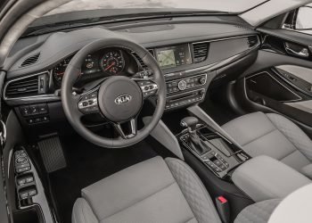 2017 Kia Cadenza review: A sedan delivering beauty, tech and value