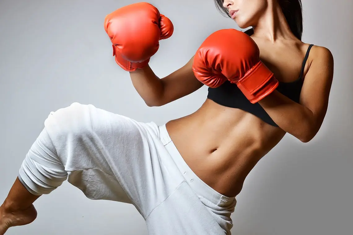 woman do boxing