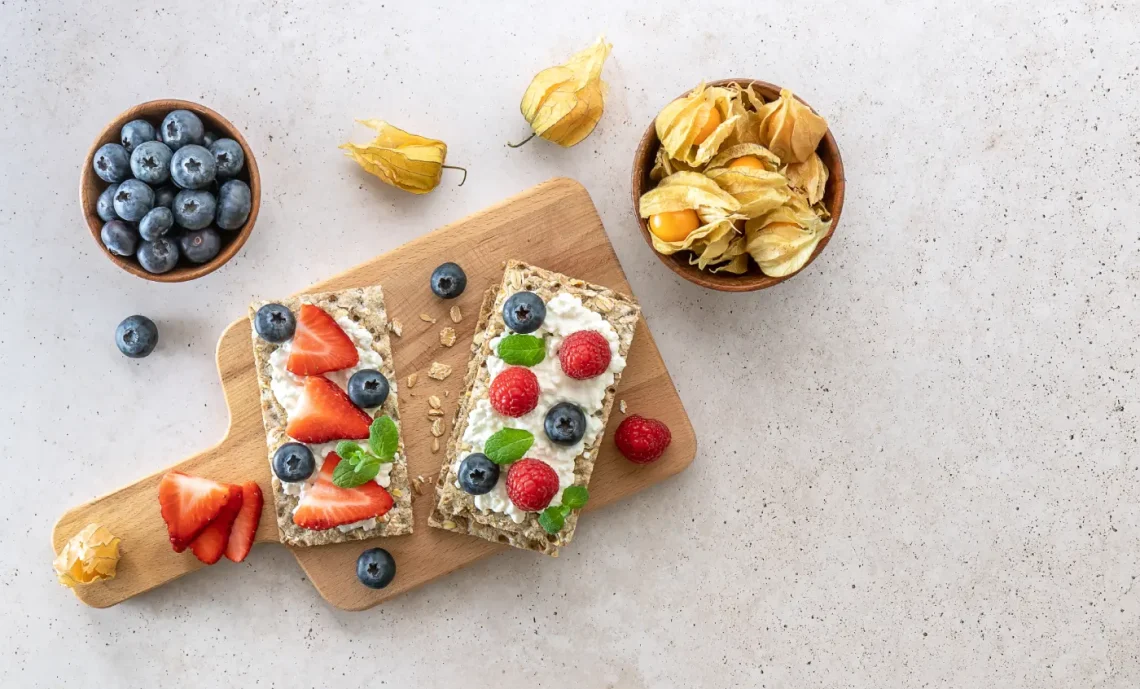 crispbread with cream cheese
