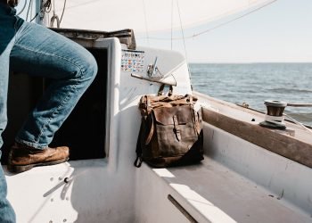 النفط تسرب قبالة الساحل الجنوبي الهند يترك صياد الذين تقطعت بهم السبل، وتأثرت الحياة البحرية