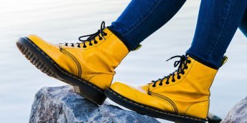 الناس يوزعون شارات في محطات أنبوب لمعالجة الوحدة