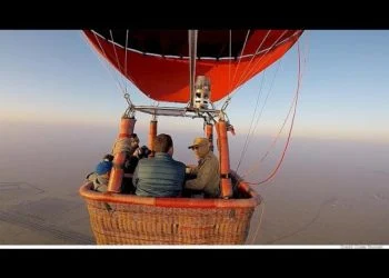 Balloon trip gives passengers a real bird’s eye view of the desert