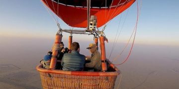 Balloon trip gives passengers a real bird’s eye view of the desert
