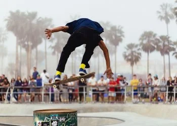 This Guy Do Ollie Over The Barrel And People Reactions is Priceless